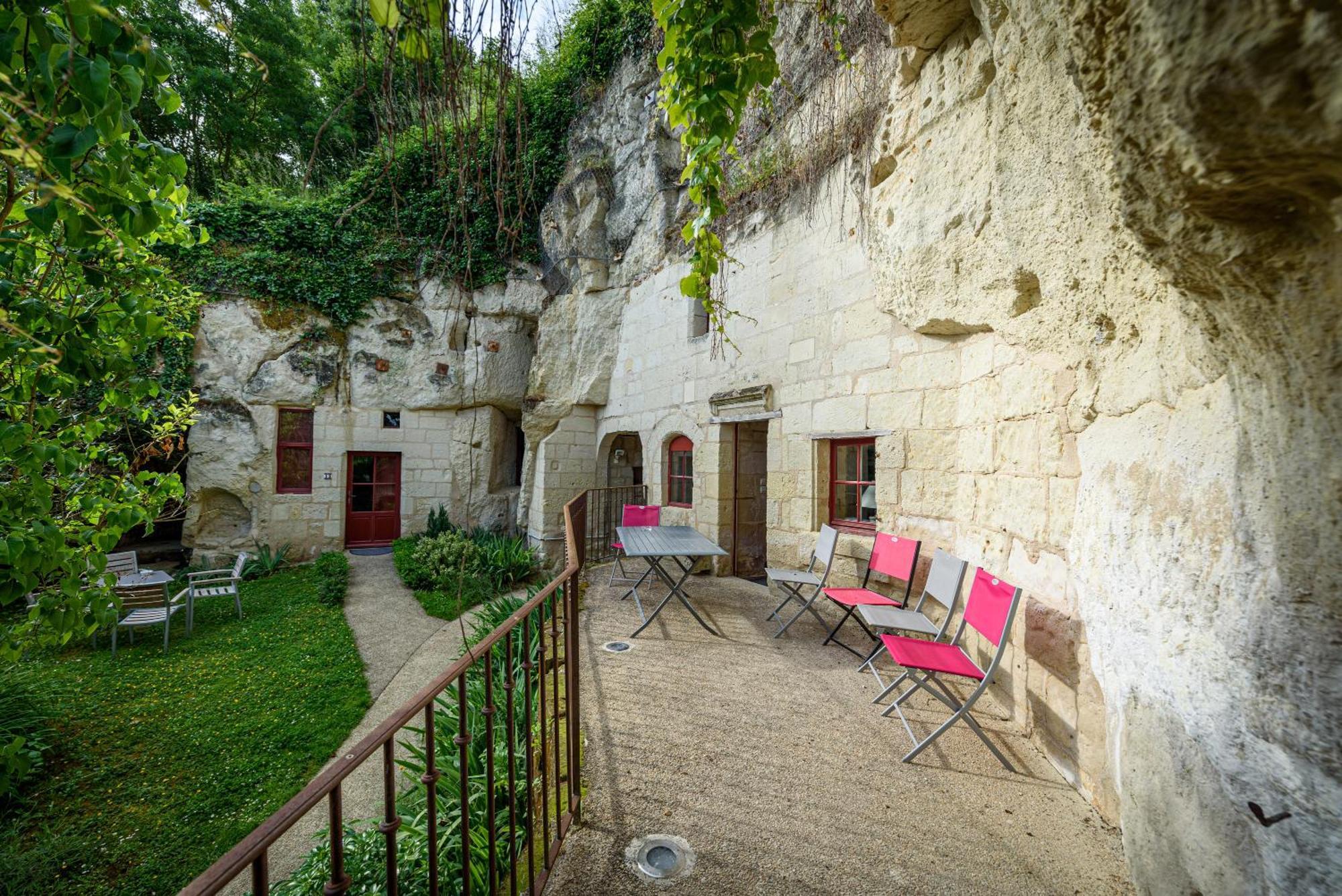 Logis Demeure De La Vignole Hotel Turquant Exterior photo